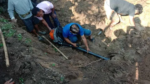 เฒ่าหนังเหนียว ติดในรูท่อ 7 วัน ตามเจอ ใช้แบ็กโฮขุดช่วยรอด!