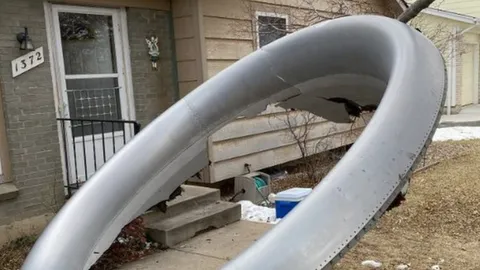 ระทึก โบอิ้ง 777 เครื่องยนต์ขัดข้อง เศษซากหล่นใส่บ้านคนในเดนเวอร์