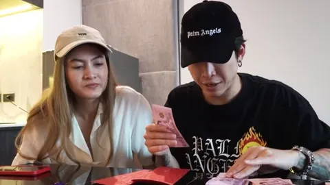 เตรียมเงินเป็นปึก ป๊อก พร้อมแจกอั่งเปาหลานตระกูลจิราธิวัฒน์ 81 คน 