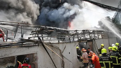 เพลิงเผาโรงงาน บ้านอีก 4 หลัง วอด 10 ล้าน สาธุประดิษฐ์ 24 ดับเพลิงสุดหิน