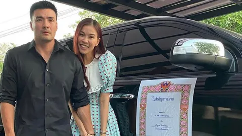 โลกต้องรู้ เมียตั๊ก ติดทะเบียนฯ ข้างประตูรถ ประกาศความเป็นเจ้าของ 