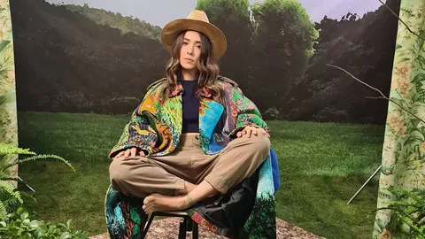 สาว "ปาล์มมี่" ขี่จักรยานรับลมนอกบ้านด้วยเท้าเปล่า สมกับเป็น "ปาล์มมี่สไตล์"