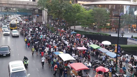 ม็อบ "ตำรวจล้มช้าง" โผล่ ชุมนุมแยกราชประสงค์ จี้ ปล่อยตัว 4 แกนนำ