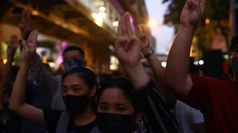 ผู้ชุมนุม ปักหลักหน้า สตช. จัด Clubhouse ห้องวงการตำรวจ 