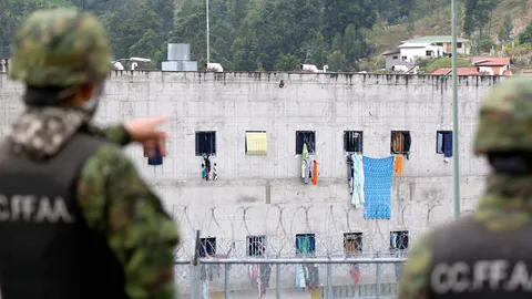 นักโทษเอกวาดอร์ 4 เรือนจำปะทะเดือด ชิงตำแหน่งหัวหน้าแก๊ง ดับอื้อ 79 ศพ