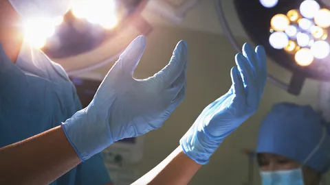 แม้จะมีวัคซีนโควิด-19 แล้ว แต่ถุงมือยางทางการแพทย์ยังดีมานด์สูง