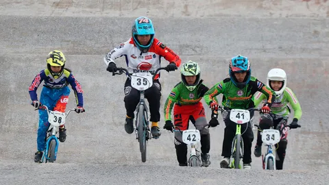 ล้นหลาม นักปั่น 292 ชีวิต ร่วมชิงชัยศึกสองล้อ BMX ที่สุพรรณ