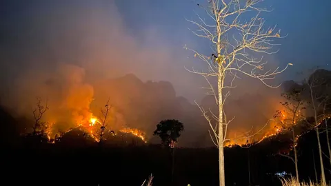 สธ.สังขละบุรี เตือนชาวบ้านกลุ่มอ่อนไหว ระวังฝุ่นควันไฟป่า กระทบการหายใจ