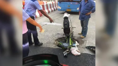 ฝาท่อ กทม.ชำรุด จยย.สุดซวย สะดุดล้มหัวคะมำกลางแยกลำสาลี เร่งเยียวยาคนเจ็บ