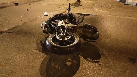 2 หนุ่มน่าน ขี่บิ๊กไบค์ชนกับรถกระบะคาแยกเด่นชัย จ.แพร่ ตาย 1 สาหัส 1