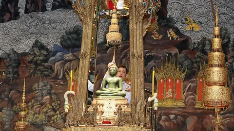 ร.10-พระราชินี เปลี่ยน "เครื่องทรง" องค์ "พระแก้วมรกต" ฤดูหนาวเป็นฤดูร้อน