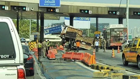 10 ล้อ เบรกแตก พุ่งชนด่านบนทางด่วน สภาพพังยับ