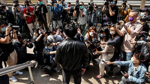 ตั้งข้อหาฝ่าฝืนกฎหมายด้านความมั่นคงกลุ่มประชาธิปไตยฮ่องกง