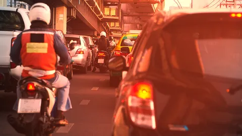 แยกตลาดพูนทรัพย์ ซ่อมผิวถนน รถติดหนักมาก ชาวบ้านวอนเร่งแก้ปัญหา