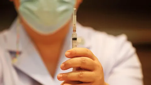 ผ่าน 2 วัน ฉีดวัคซีนโควิดแล้ว 3,021 ราย มีอาการข้างเคียงไม่รุนแรง 5 ราย