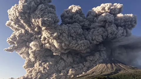 จับตาภูเขาไฟซินาบุง อินโดฯ ปะทุพ่นเถ้าถ่านรุนแรง