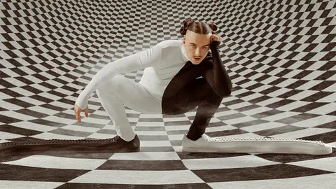 adidas x Tommy Cash เปิดตัวสนีกเกอร์ adidas Originals Superstar รุ่นพิเศษยาวเป็นเมตร