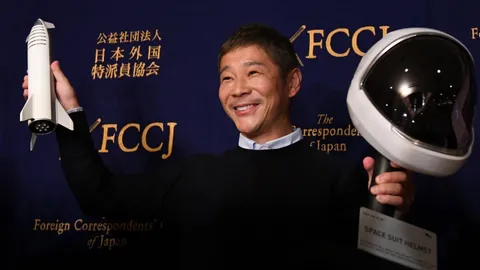 ใครจะไปยกมือ! มหาเศรษฐีญี่ปุ่น รับสมัครเพื่อนร่วมทางไปดวงจันทร์ 8 คนฟรี