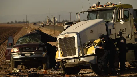 เอสยูวีชนรถพ่วงดับอนาถ 13 ศพ และผู้บาดเจ็บอีกนับสิบราย