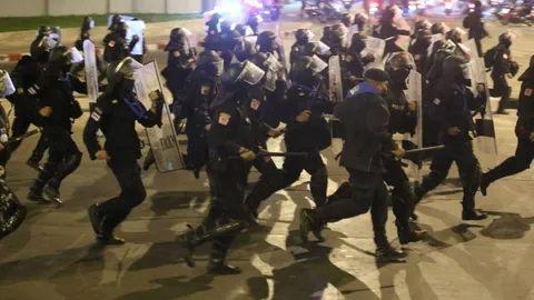 ตำรวจคุมม็อบติดโควิด ทำหน้าที่ขับรถควบคุมผู้ต้องหา ไม่ชัดกี่นาย-ต้องกักตัว