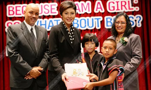 นายกฯยิ่งลักษณ์ วอนสังคมให้โอกาสสตรี