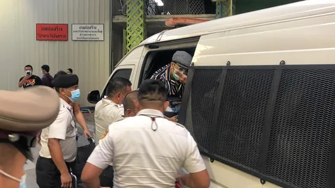 ยังชูสามนิ้ว 