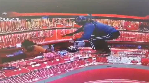 คนร้ายบุกเดี่ยวจี้ชิงทอง 47 บาท กลางห้างดังราชบุรี มูลค่านับล้าน (คลิป)