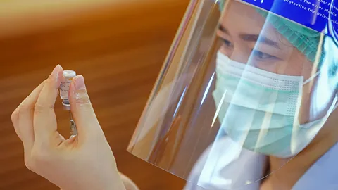 หมออีกคนเป็นลม ผลข้างเคียงจากวัคซีน ฉีด 1.7 หมื่น มีอาการ 270 คน