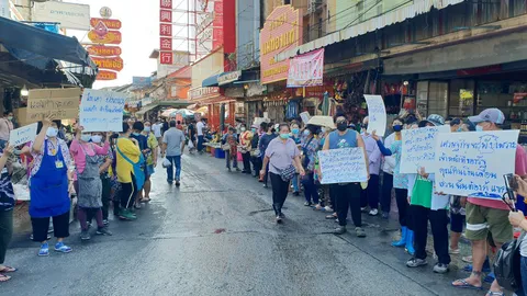 พ่อค้าแม่ค้าตลาดมหาชัย รวมตัวประท้วงให้เปิดถนน โวยอุตลุด จะอดตายอยู่แล้ว