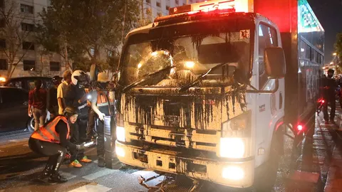 รถควบคุมตัว การ์ด WeVo ถูกทำลายเสียหาย (คลิป)