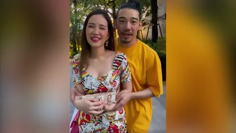 ฟาง ยก เอเอ เป็นชายที่ประเสริฐ หลังถูกเซอร์ไพรส์ได้เงิน 1 ล้านเป็นของขวัญ (คลิป)