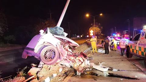 เก๋งพุ่งชนเสาไฟฟ้าเกาะกลางถนน รถพังยับดับ 1 คาดขับมาด้วยความเร็วสูง