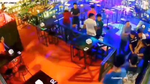 ผู้ว่าฯ นครพนม สั่งพักราชการ กำนันเมาปืนโหด คว้าปืนยิงมั่วในร้านเหล้า