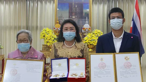 ครอบครัวสุดปีติ พระราชทานเครื่องราช ตอบแทน “หมอปัญญา” รักษาโควิดจนเสียชีวิต