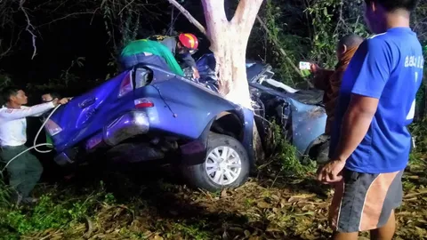 "เลย" ฝนตกถนนลื่น กระบะชนอัดต้นไม้ ตาย 3 เจ็บ 2 ยังไม่รู้ใครเป็นคนขับ