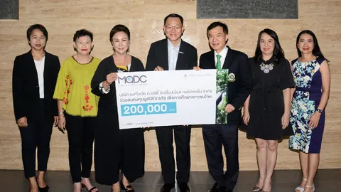 "คีรินทร์ ชูธรรมสถิตย์" มอบเงินให้แก่ สราวุธ วัชรพล เพื่อสมทบทุนมูลนิธิไทยรัฐ