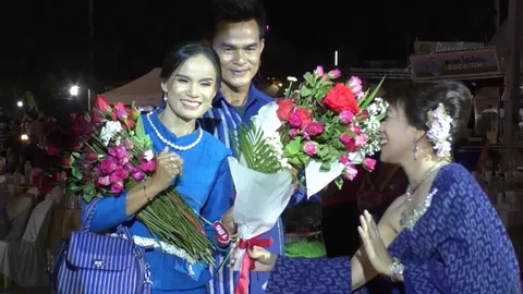 คนมุกดาหารเสียงแตก ลุงพลควงป้าแต๋น เดินแบบช่วยกาชาด