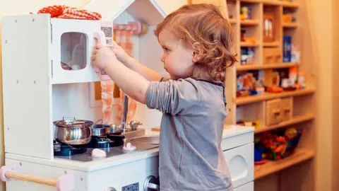 “พาลูกเข้าครัว” การเล่นที่ฝึกพัฒนาการได้รอบด้าน