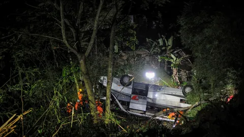 รถบัสนักเรียนเสียหลักตกเหวในอินโดนีเซีย ดับ 27 ศพ