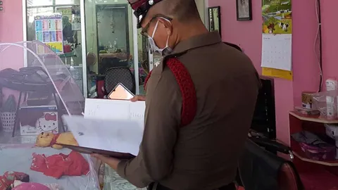 สาวเสริมสวยเจอพิษโควิด ซ้ำโดนโกงนับแสน ผูกคอตาย ทั้งที่มีลูกสาว 8 ขวบ  