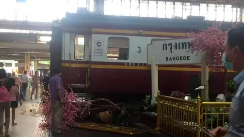 รถไฟกรุงเทพฯ-ฉะเชิงเทรา ชนเกาะกั้นทำรั้วพังที่หัวลำโพง ลากกลับลงรางแล้ว
