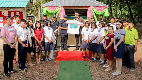 นพค.56 มอบอาคารน้ำดื่มให้สถานศึกษา และโคพันธุ์เนื้อให้เกษตรกร