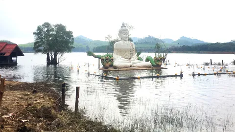 หญิงใบ้ออนทัวร์ขอ "เลขเด็ด" พระจมน้ำจังหวัดตราด