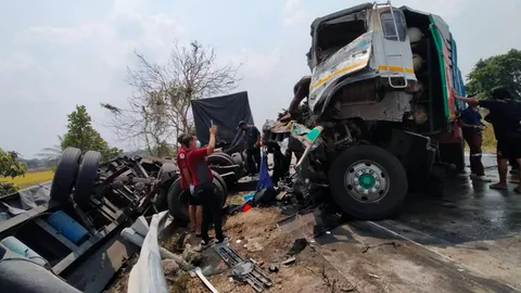 รถพ่วง 18 ล้อชนประสานงา ไฟลุกท่วม คลอกหนุ่มคนขับดับสลด  