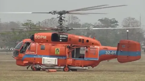 ปภ.ส่งเฮลิคอปเตอร์ KA-32 บินโปรยน้ำดับไฟป่าดอยสะเก็ด รวมแล้ว 174 เที่ยว (คลิป)