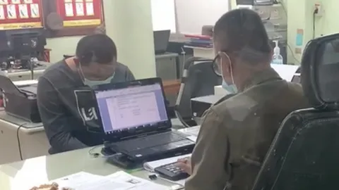 ตร.ท่าม่วงแจ้ง 4 ข้อหา อดีตผัวพกปืนง้อเมีย แล้วลั่นโดนลูกของฝ่ายหญิงเจ็บ