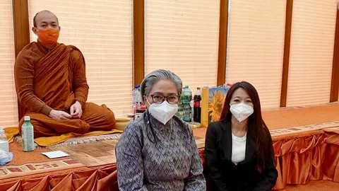 อัครราชทูต กรุงเบอร์ลิน และที่ปรึกษา นำอาหารแห้ง หน้ากากอนามัย ถวายเจ้าอาวาสวัดป่าหลวงตาบัว