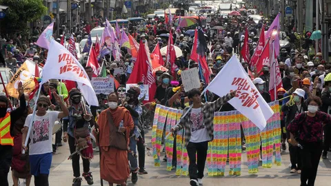 บุกทำเนียบฯ