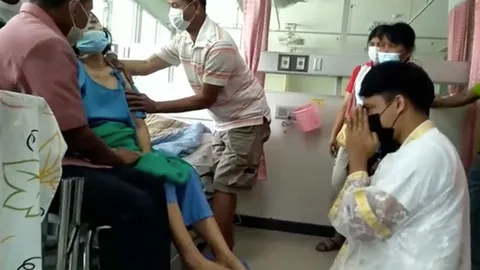 ลูกกราบแม่ป่วยมะเร็งระยะสุดท้าย อุปสมบทให้แม่ทันเห็นชายผ้าเหลืองก่อนตาย