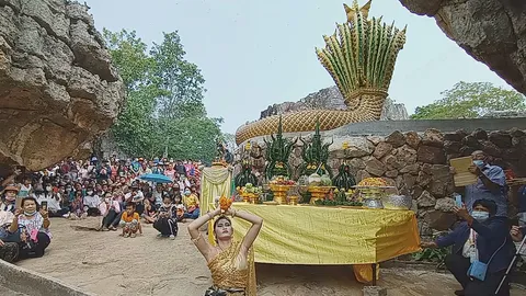 ชาวบ้านรอชม "น้องอั้ม ธิดานาคี" รำแก้บนพร้อมเขียนตัวเลขไว้ให้ไปลุ้นโชค